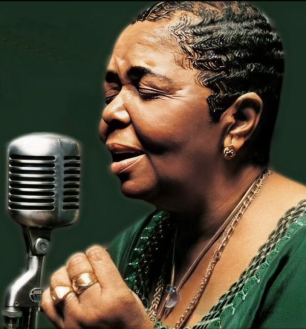 CESARIA EVORA ORCHESTRA <br> Αφιέρωμα στην «ξυπόλητη ντίβα»