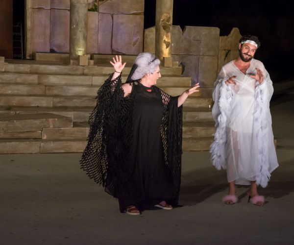 Φωτογραφικό λεύκωμα από την θεατρική παράσταση «ΕΚΚΛΗΣΙΑΖΟΥΣΕΣ» του Αριστοφάνη